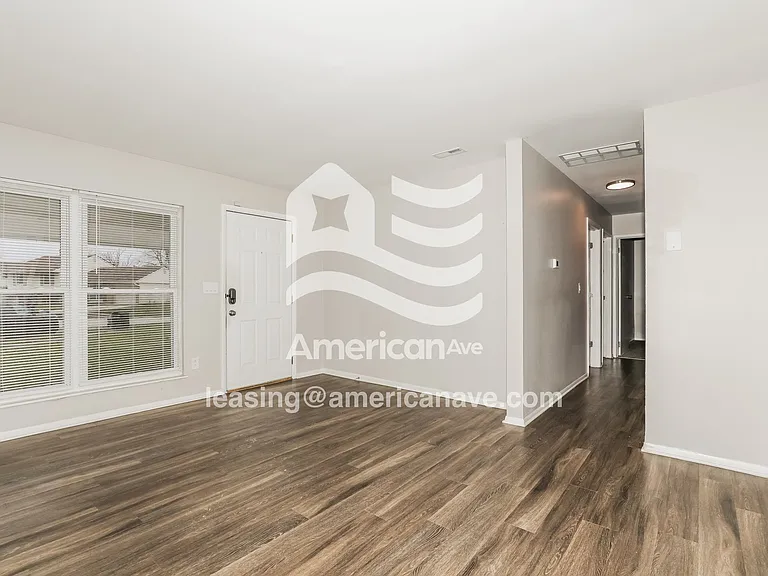 1556754_003_living_room_14182444.jpg