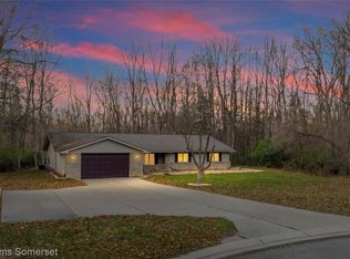 993 Groveland Pines Dr, Ortonville, MI 48462