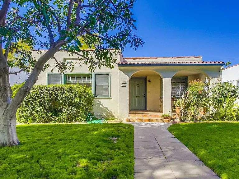 1021 N Havenhurst Dr — Photo 2