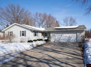 1558 Nottingham Dr, North Mankato, MN 56003