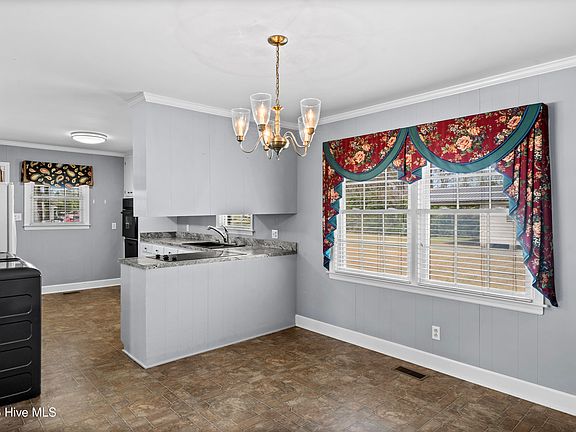 5th image of 129 Pineland Avenue