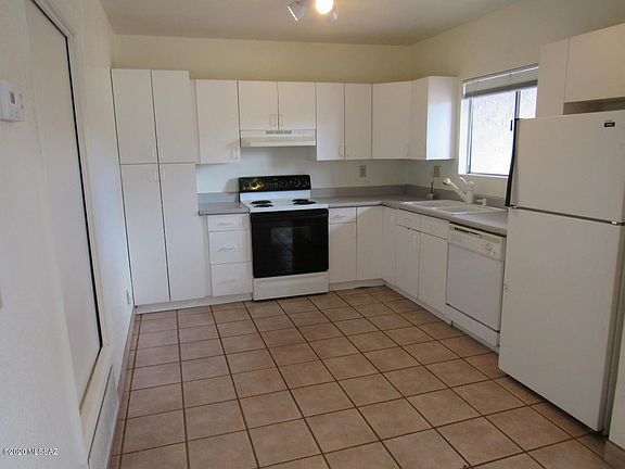 3rd image of 3338/3340 E Presidio St