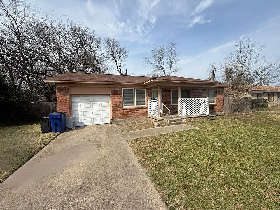 301 Charles Ln