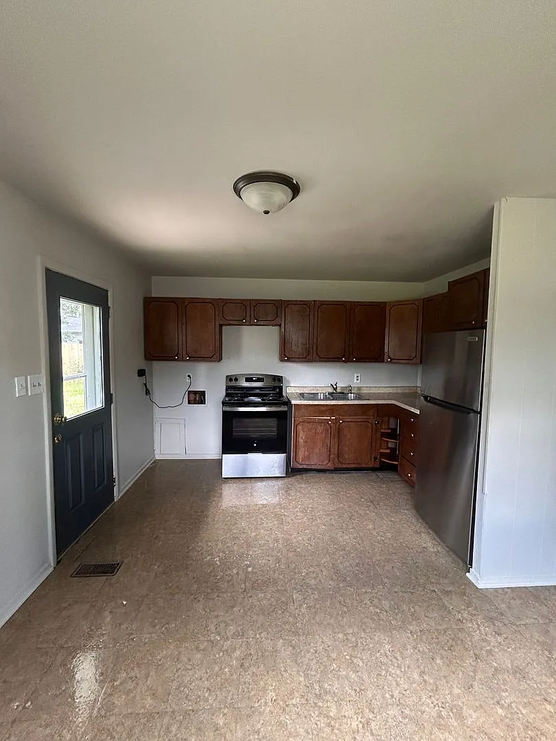 6220 Chatham Dr — Photo 3