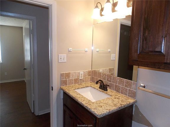 4th image of 217 Brentwood Dr E