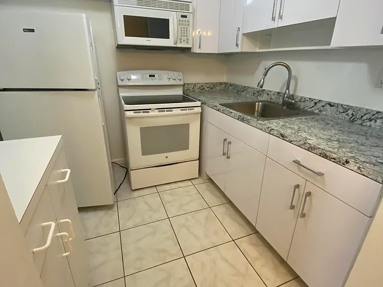 3 Kingswood E #A — Photo 3