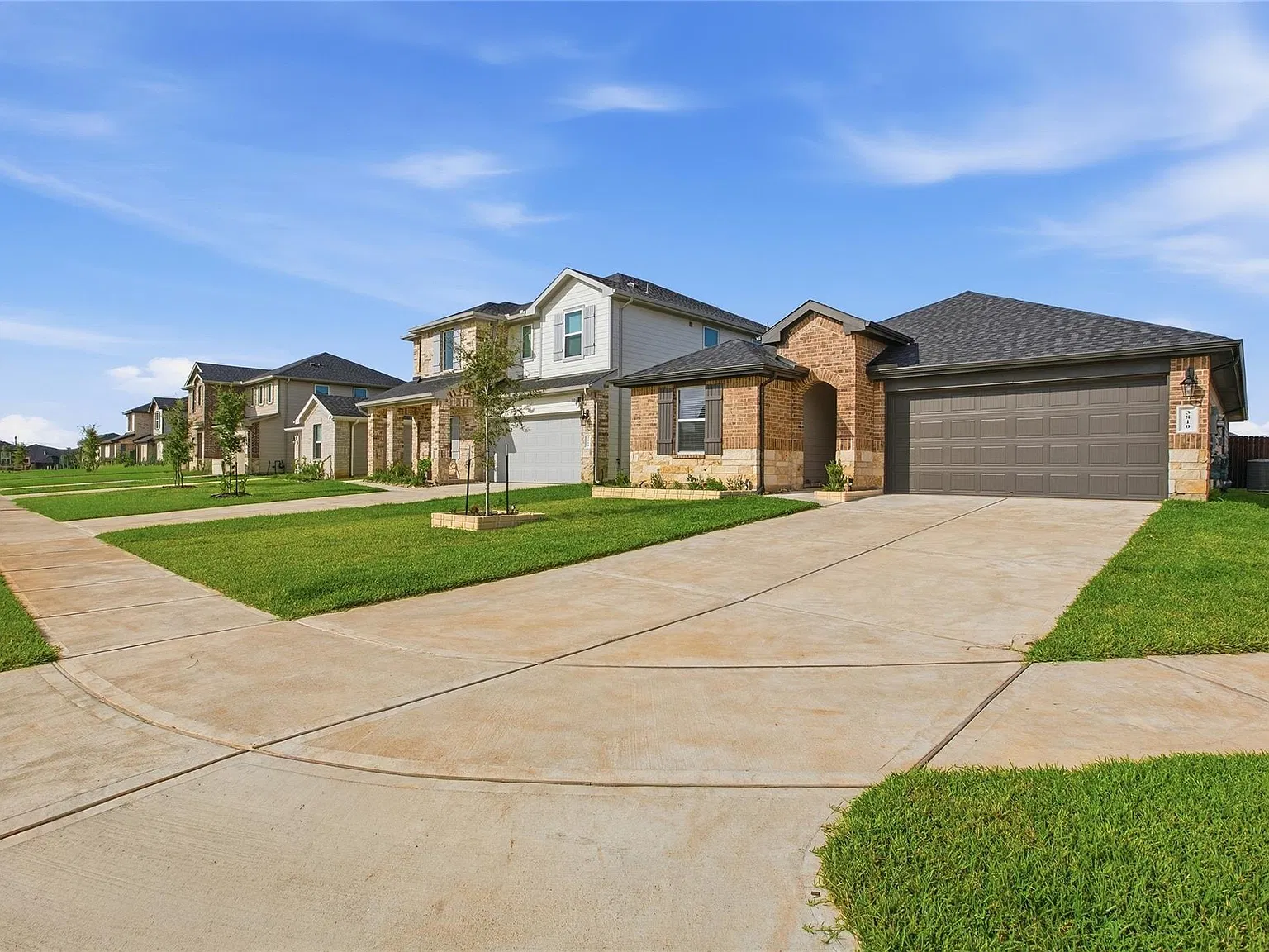 3 bed, 2.0 bath, 1640 sqft, $2,200 — Photo 1