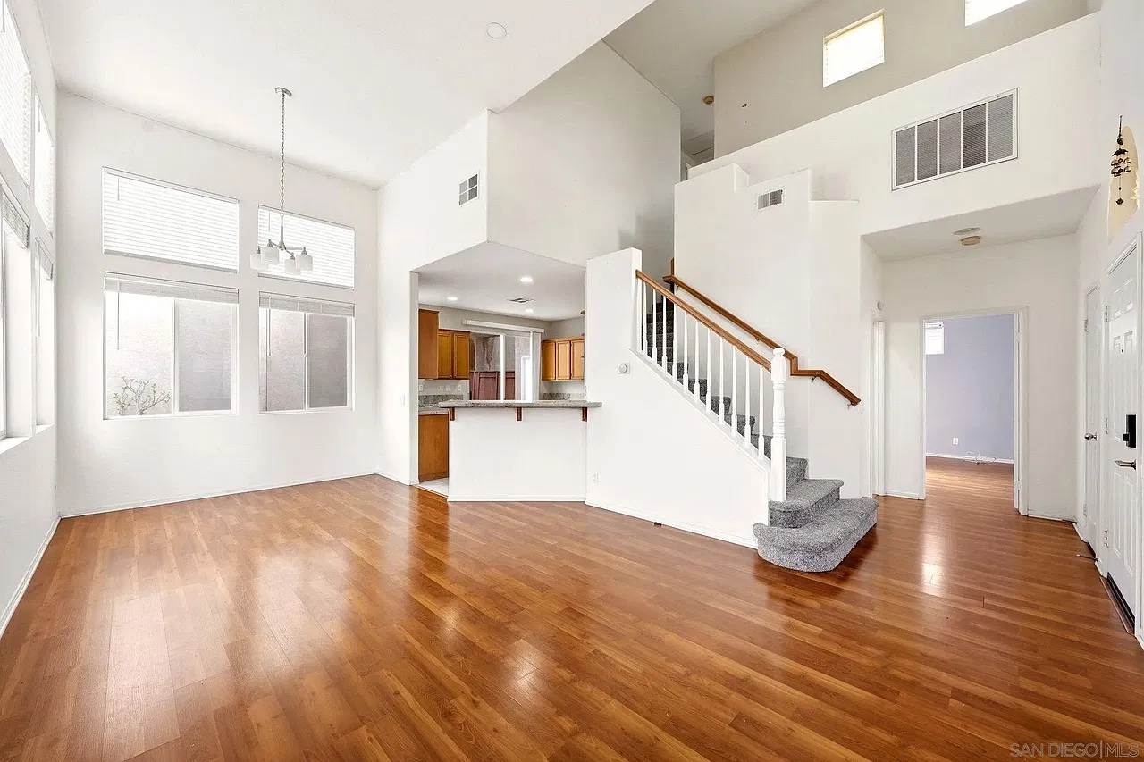 3 bed, 1355 sqft, $3,700 — Photo 3