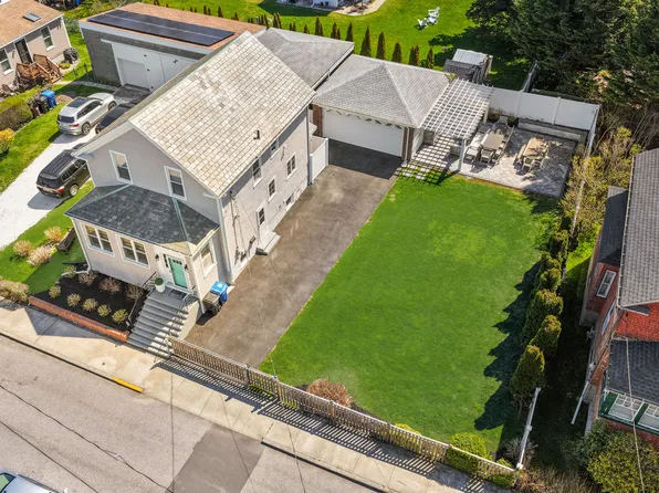 4 Vaughan Ave, Newport, RI 02840