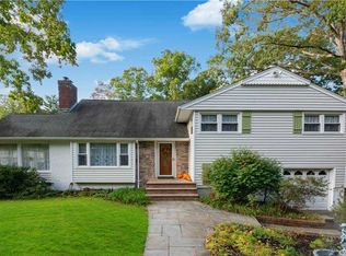 8 Sherwood Dr, Huntington, NY 11743