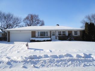 4034 Washington Ln, Davenport, IA 52806
