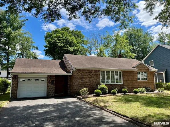 86 Willowbrook Ct, Paramus, NJ 07652