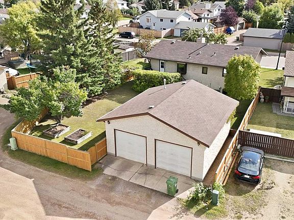 2nd image of 102 SW Richards Cres