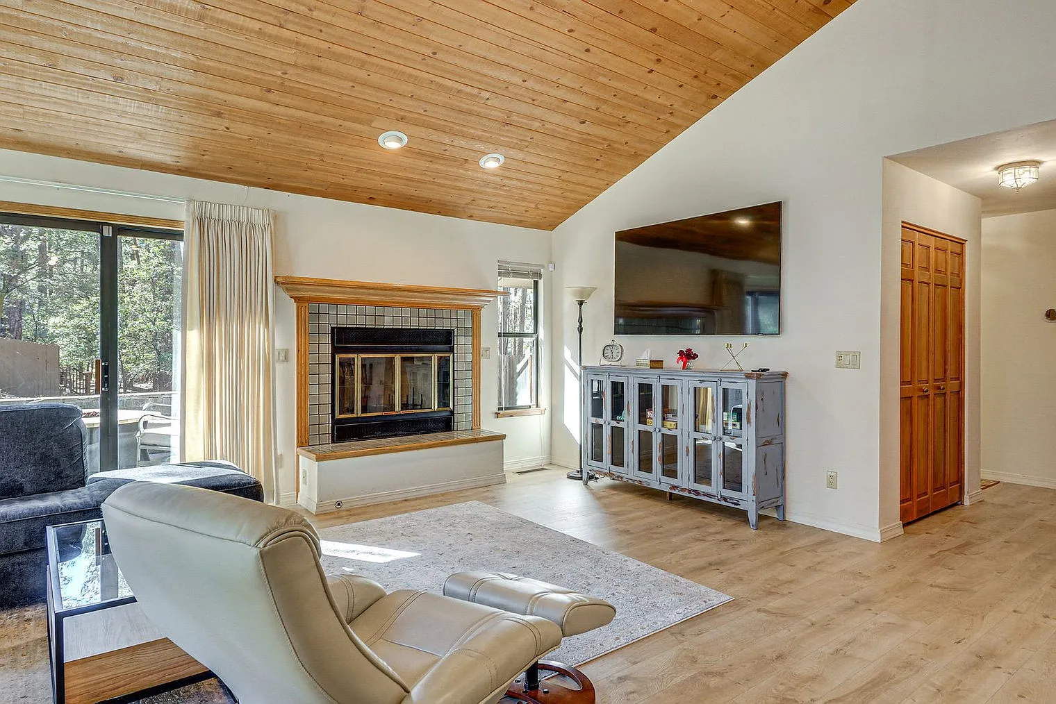 2 bed, 1.0 bath, 1291 sqft, $2,816 — Photo 3