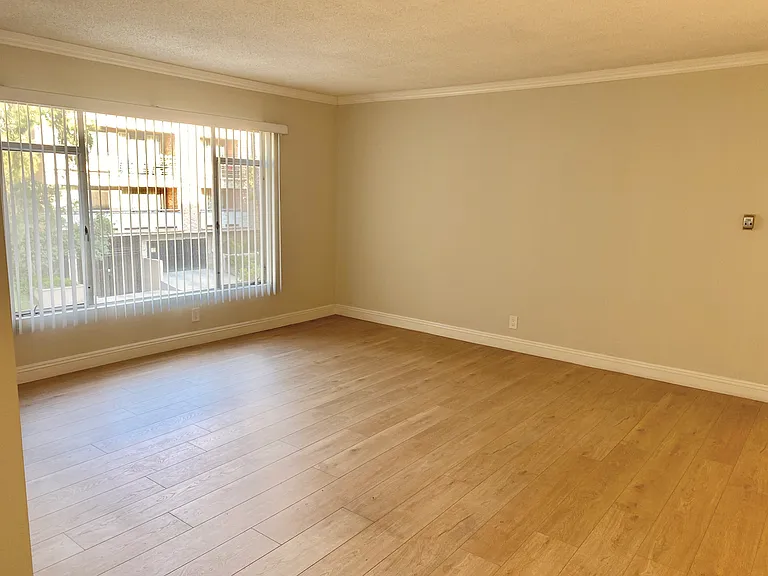 122 N Wetherly Dr — Photo 6