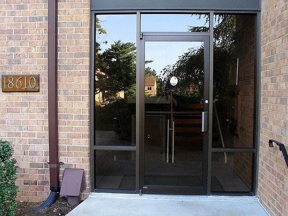 Door to 18610 and its 6 units