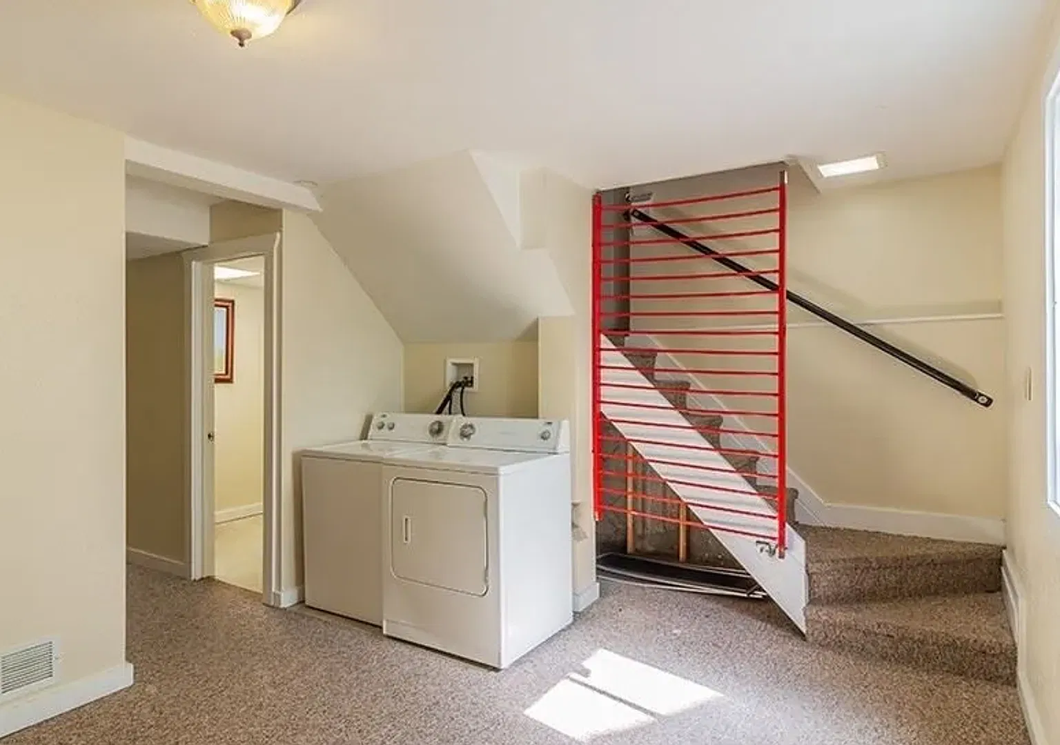 4 bed 2 bath house available June — Photo 2