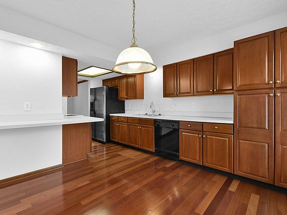 3rd image of 1013 Pinewood Ln #6-2