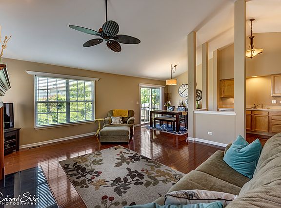 5th image of 351 Emerald Ln #1