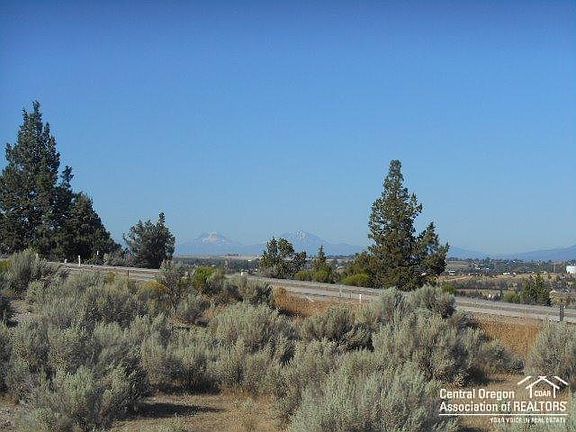 2nd image of 700 SE Manzanita Dr