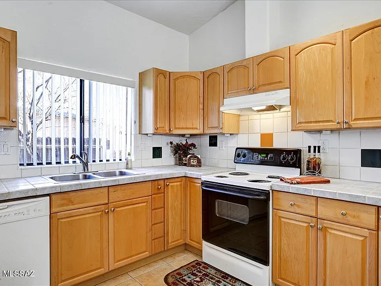 1220 E Water St #2 — Photo 12