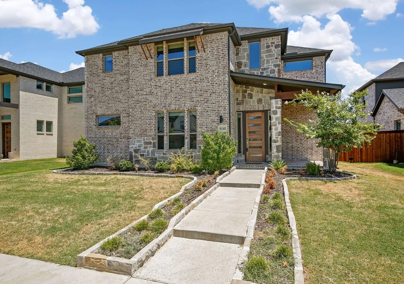 This 2019 built house has all you need! Location! — Photo 2