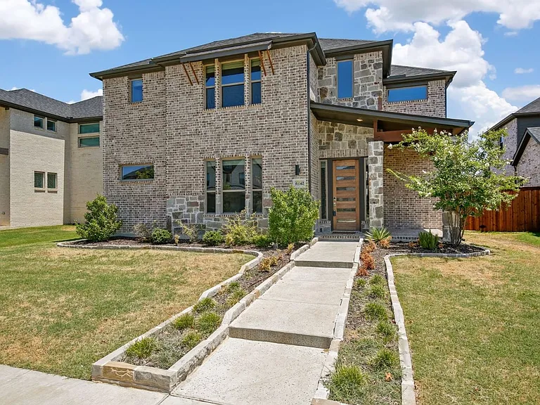 6842 Gavin Dr — Photo 2