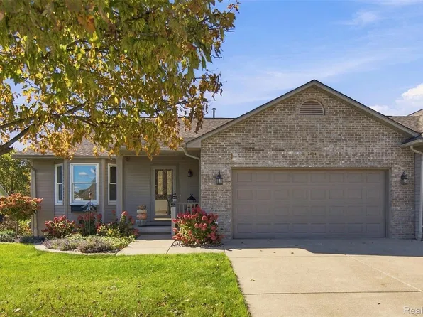 7404 Cross Creek Dr, Swartz Creek, MI 48473
