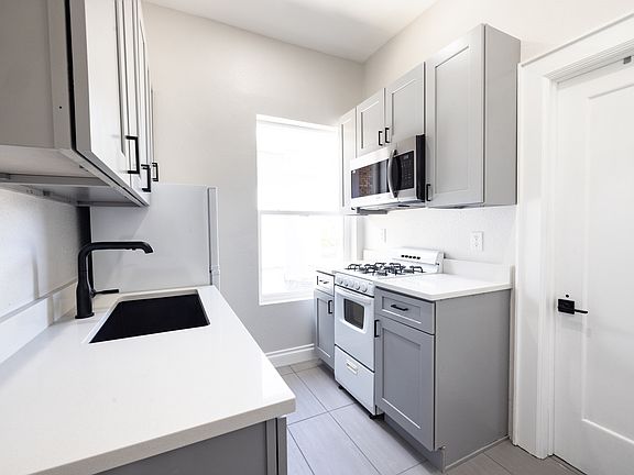 2nd image of 1554 Vine St APT 3