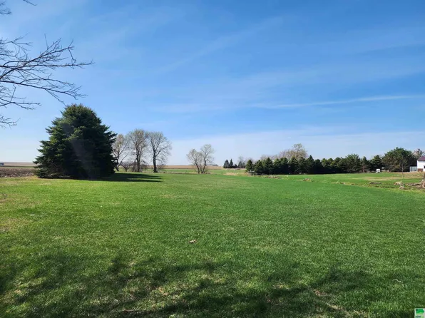 2018 1st St, Hull, IA 51239