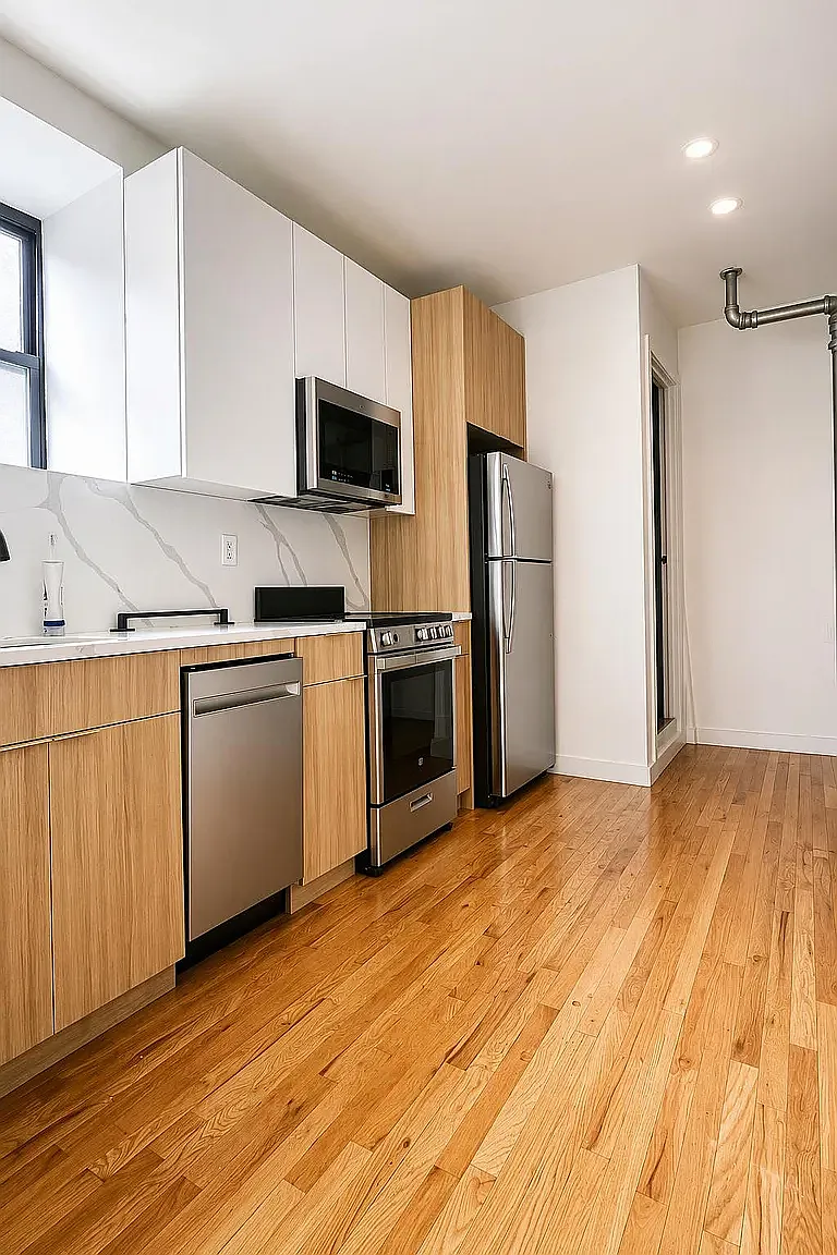 417 E 9th St — Photo 3