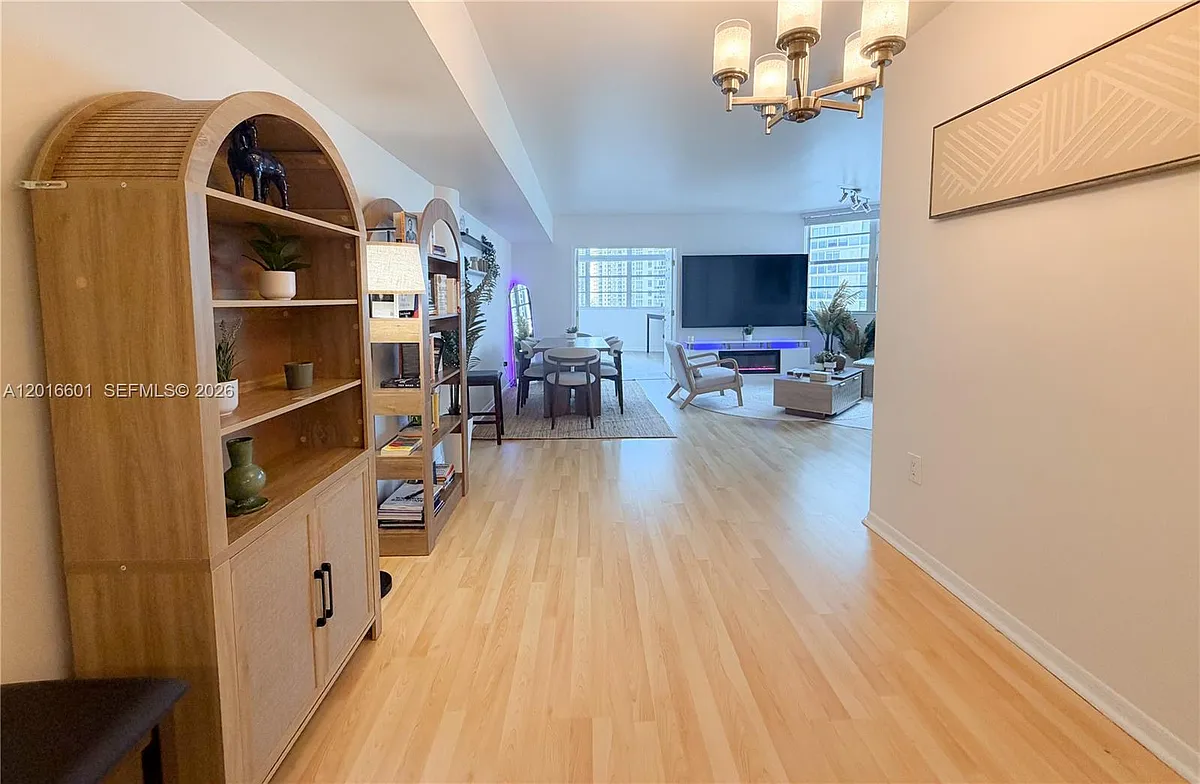 Building Photo - 825 Brickell Bay Dr #2050