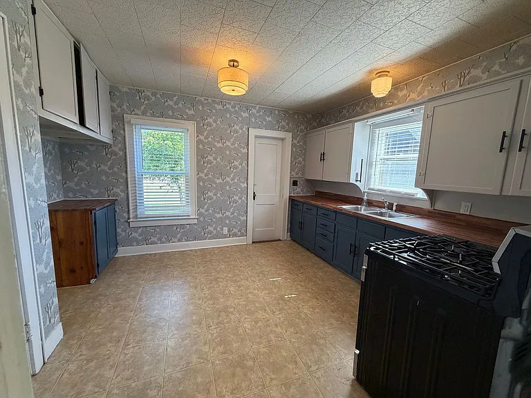 403 SW East St — Photo 5
