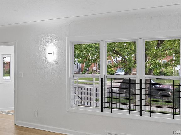 5th image of 15784 Pinehurst St