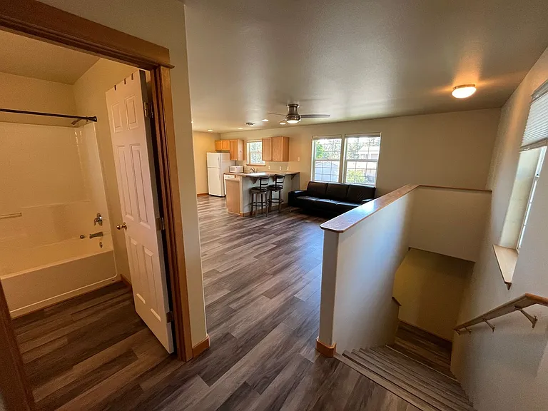 588 SE Roosevelt Ave — Photo 4