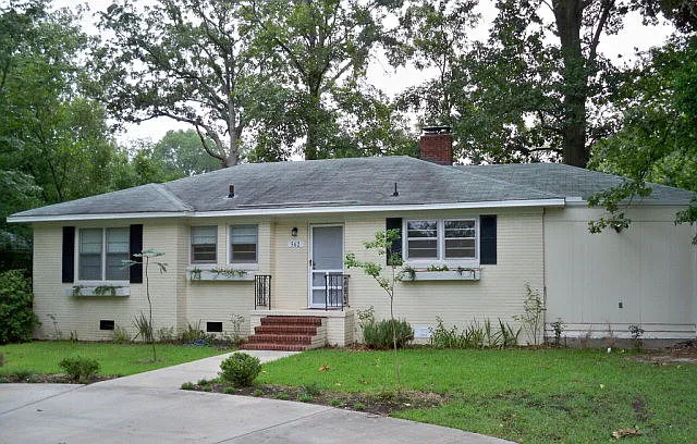 3 bed, 1.5 bath, 1476 sqft, $1,400 — Photo 1