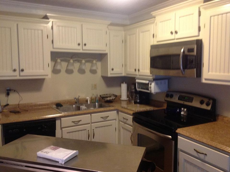Beautiful Kitchen with mobile island.