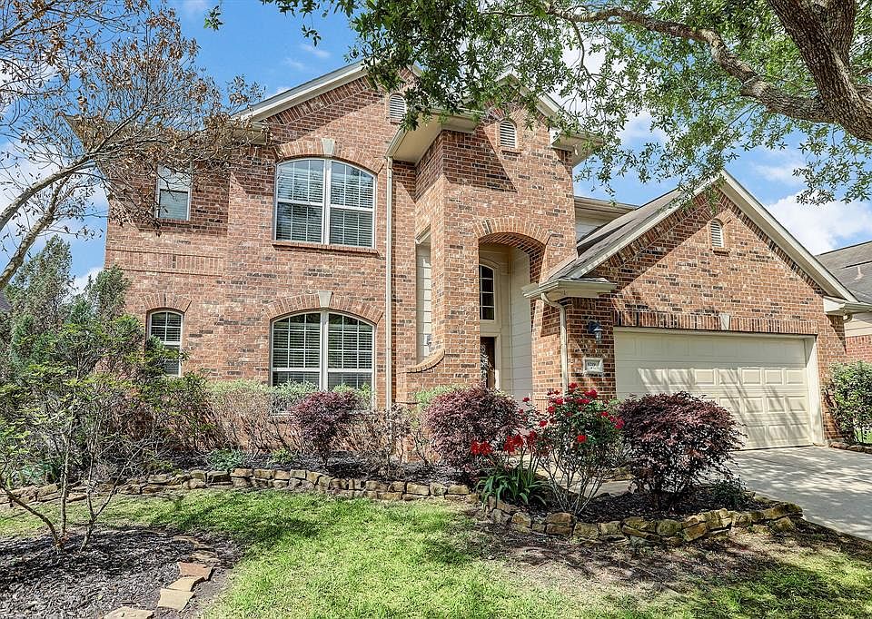 This home is beautiful both inside and out with so much to offer its new owners. Step inside to find incredible decorator touches, generous room sizes, and soft natural light throughout. With a formal dining room, great kitchen with a butler's pantry