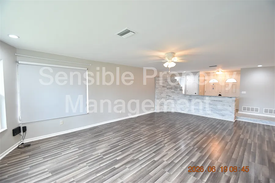 3 bed, 2461 sqft, $3,295 — Photo 4
