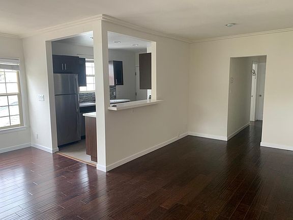 5th image of 1337 1/2 Roxbury Dr