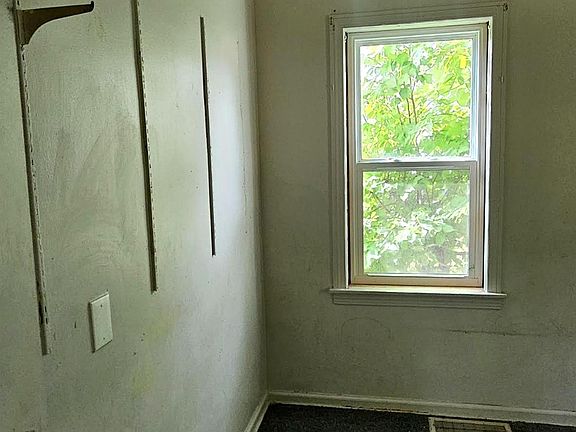 5th image of 629 Spencer St
