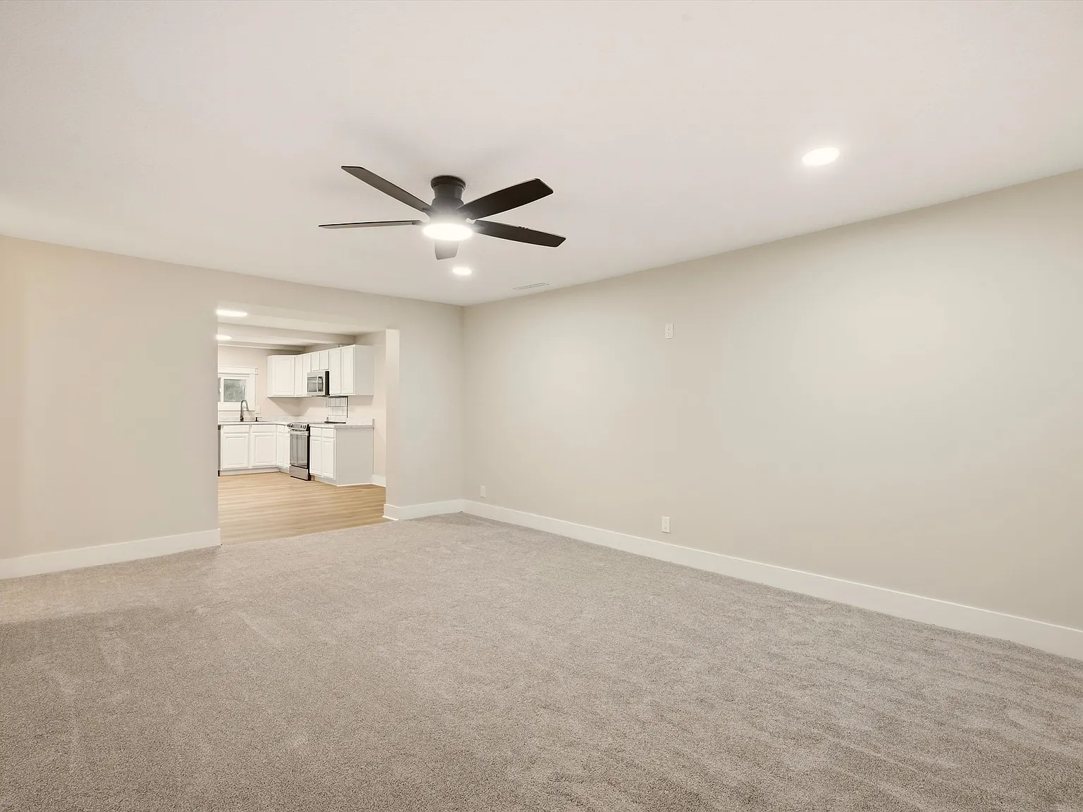 3 bed, 1.5 bath, 1384 sqft, $2,100 — Photo 2