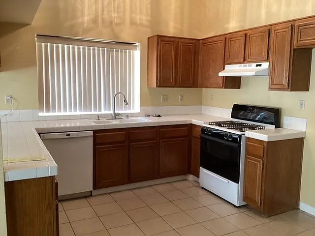 4660 Grandview Dr — Photo 6