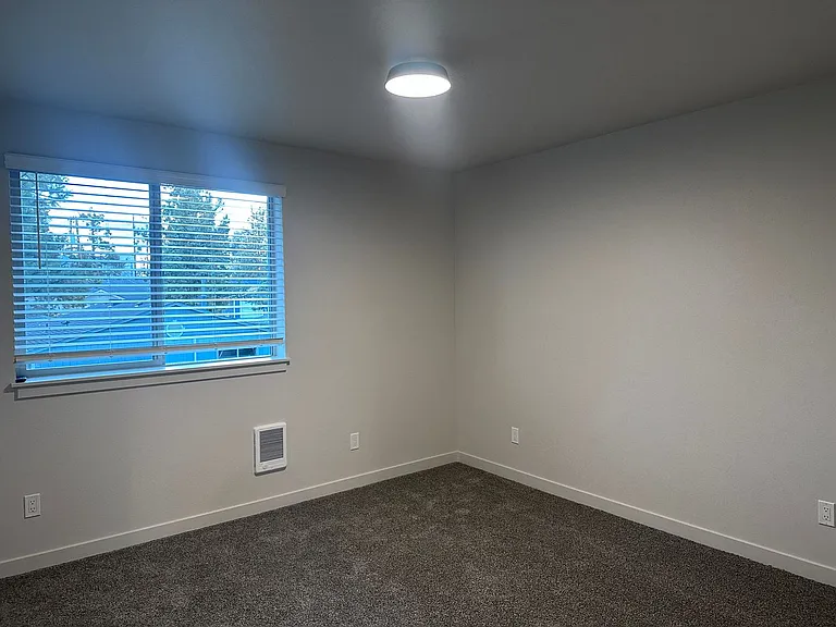 823 SE 5th St #4 — Photo 14