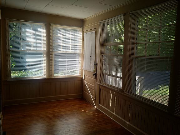 Bright sunroom / study / dining room
