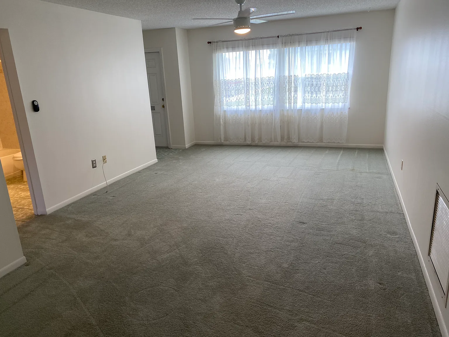 1 bed, 1.5 bath, 902 sqft, $1,700 — Photo 3
