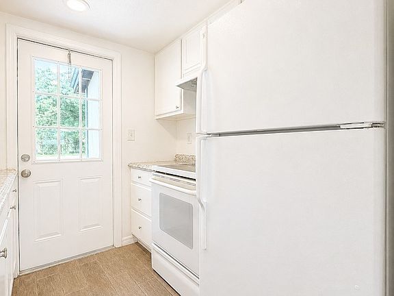 5th image of 723 Burdick St