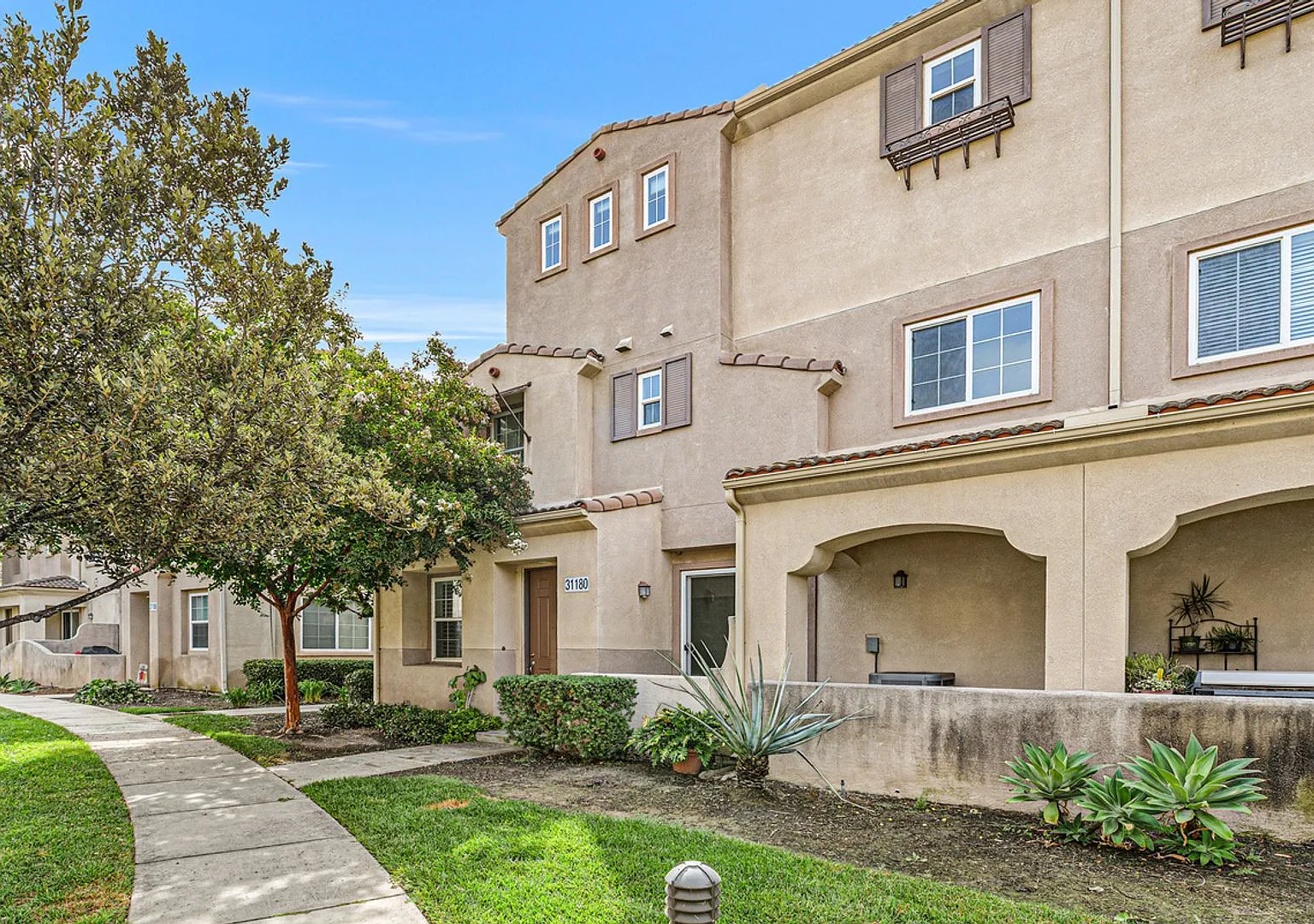 Two Story Townhouse in the gated community of Temecula Lane 3br/2.5ba, 1,586 Sqft, Patio, 2 car a... — Photo 3