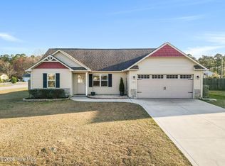 224 Breakwater Dr, Sneads Ferry, NC 28460