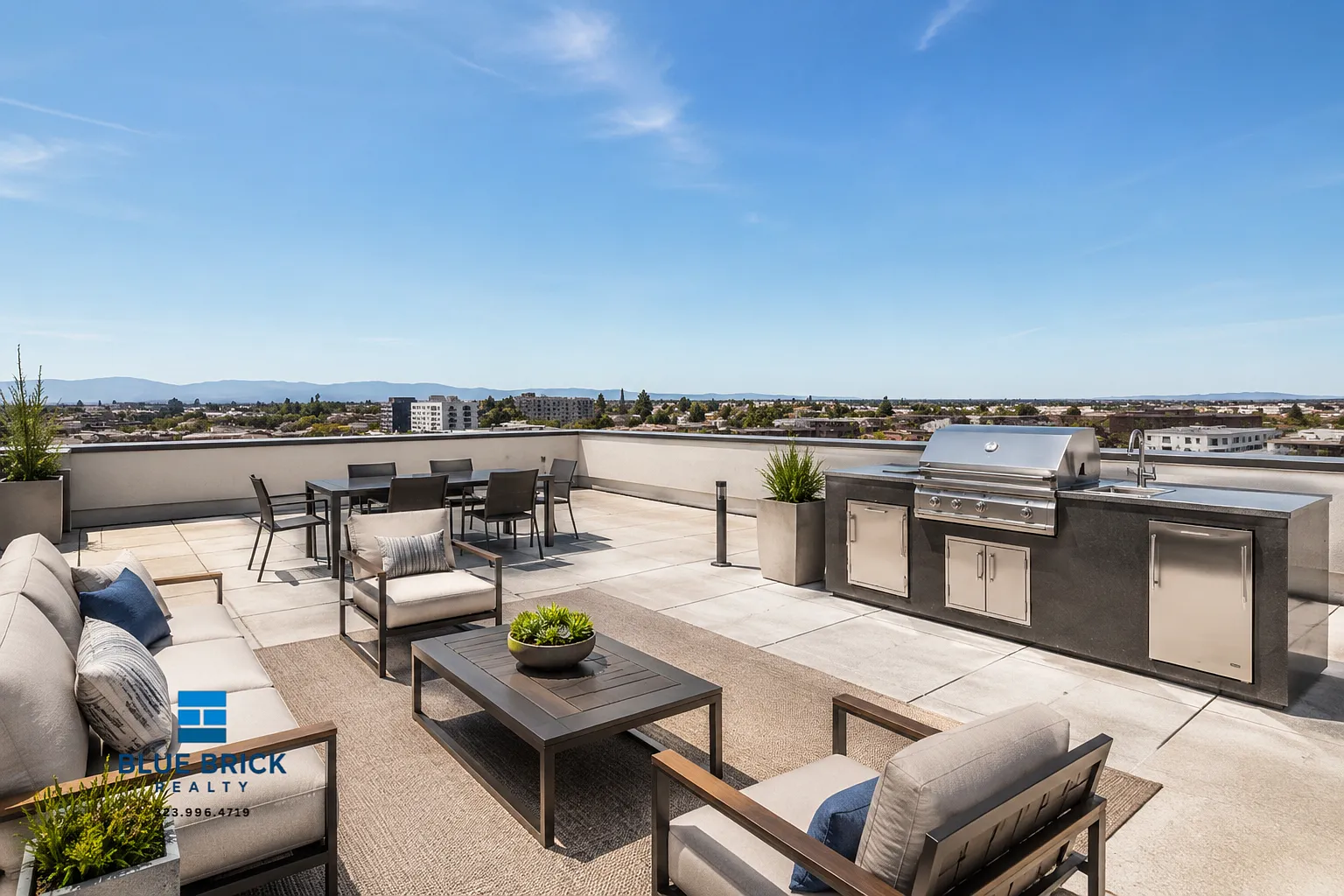 Spacious 3BR/2BA Penthouse-Style Home with Rooftop Deck & Balcony — Photo 2